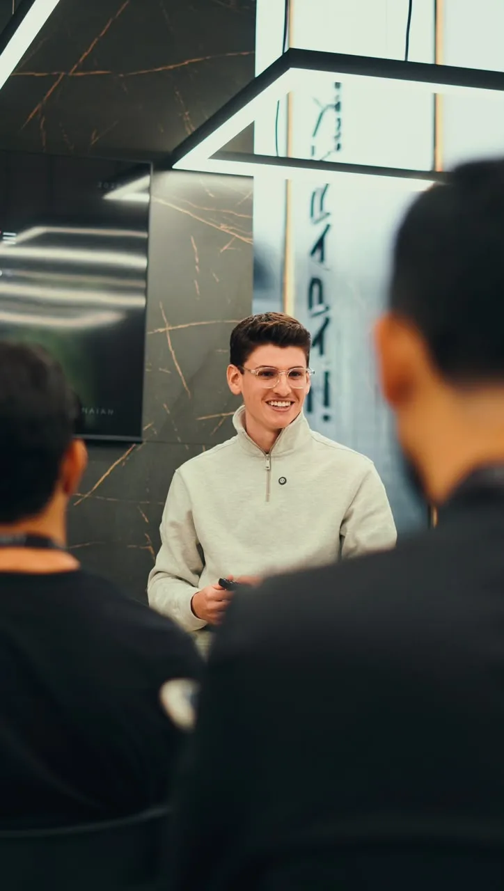 Christopher Naian dando aula para os mentorados